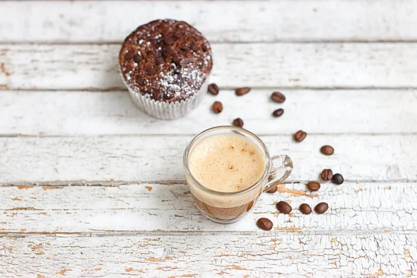 Schokoladenmuffin und Tasse Kaffee — Stockfoto