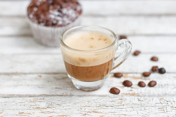 Čokoládový muffin a šálek kávy — Stock fotografie