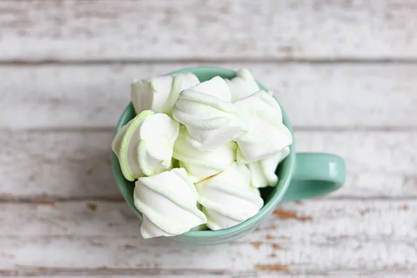 Menta piperita grandi marshmallow in una tazza verde grande — Foto Stock