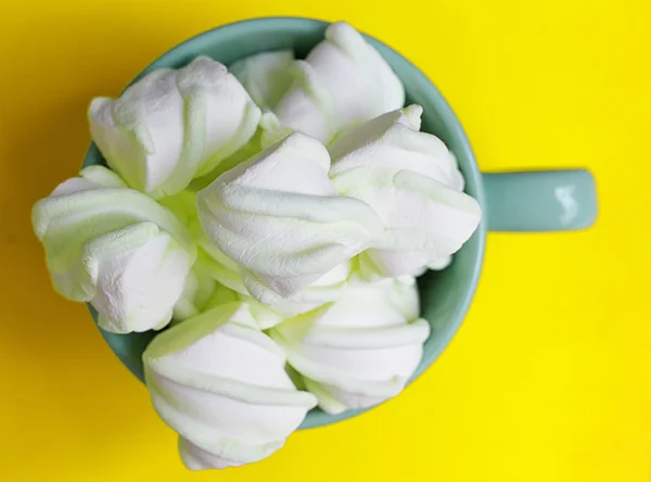 Menta-pimenta marshmallows grandes em uma grande xícara verde — Fotografia de Stock