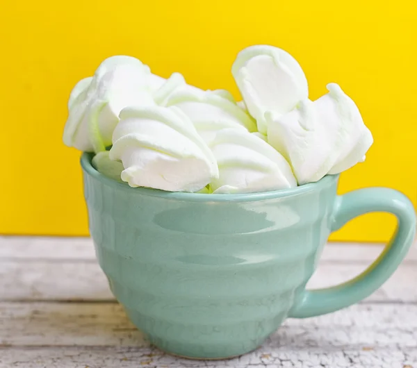 Menthe poivrée gros guimauves dans une grande tasse verte — Photo