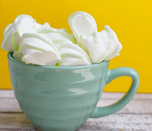 Peppermint large marshmallows in a big green cup — Stock Photo, Image