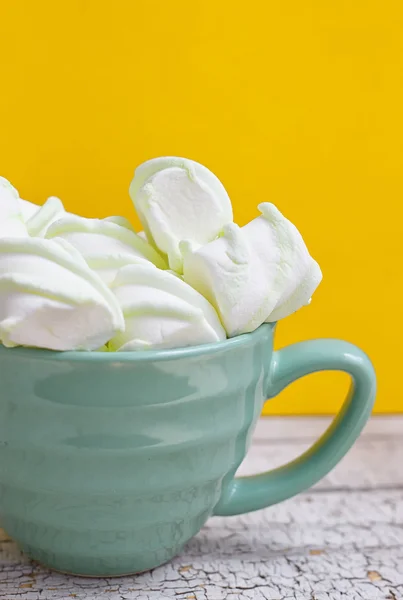 Peppermint large marshmallows in a big green cup — Stock Photo, Image