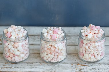 Üç cam kavanozların ağzına kadar lokum dolu