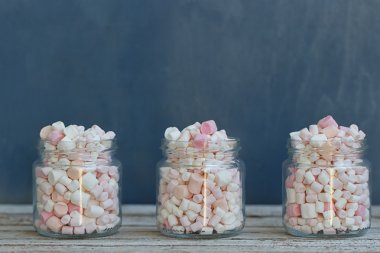 Üç cam kavanozların ağzına kadar lokum dolu