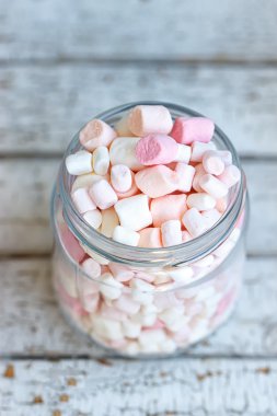 Marshmallow ile dolu bir cam kavanoz