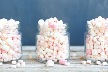 Üç cam kavanozların ağzına kadar lokum dolu