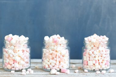 Üç cam kavanozların ağzına kadar lokum dolu