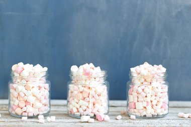 Üç cam kavanozların ağzına kadar lokum dolu