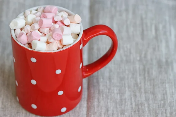 Red polka dot Cup filled marshmallow — Stock Photo, Image