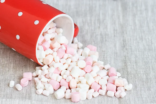 Rode polka dot Cup gevuld marshmallow — Stockfoto