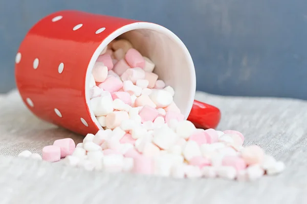 Red polka dot Cup filled marshmallow — Stock Photo, Image