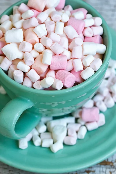 Groene kop en schotel naar boven gevuld met marshmallow — Stockfoto