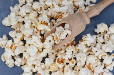 patlamış mısır ve küçük bir tahta spatula çok