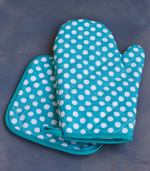 Oven mitt -glove or potholder on the wooden background. — Stock Photo, Image