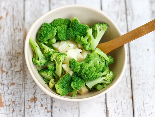 Salad in a deep bowl, broccoli, pepper and apple — Stock Photo, Image