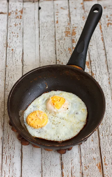Ovos mexidos em uma panela de ferro — Fotografia de Stock