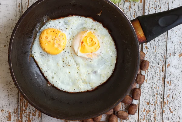 Huevos revueltos en una sartén de hierro —  Fotos de Stock