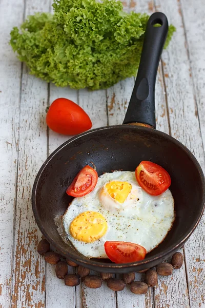 Huevos revueltos en una sartén de hierro —  Fotos de Stock