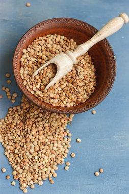 ahşap bir masa üzerinde mercimek