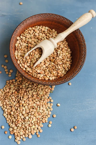 ahşap bir masa üzerinde mercimek