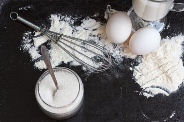 Siyah taş bir kek için malzemeler