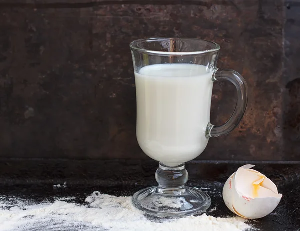 Ingredientes para un pastel en piedra negra — Foto de Stock