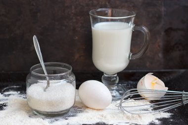 Siyah taş bir kek için malzemeler