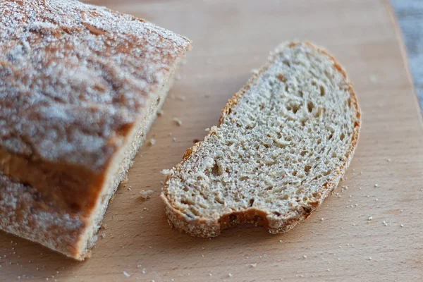 Frische Brotscheibe — Stockfoto