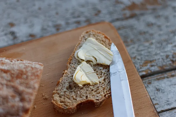 Свежий хлеб и домашнее масло — стоковое фото