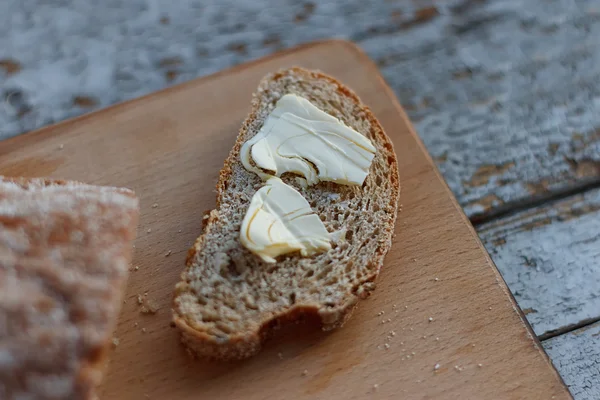 Frisches Brot und hausgemachte Butter — Stockfoto