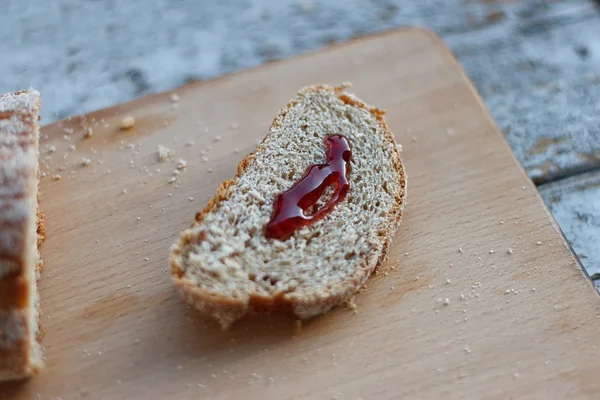 Brot mit Erdbeermarmelade — Stockfoto