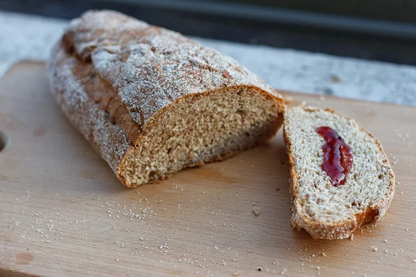 Brot mit Erdbeermarmelade — Stockfoto