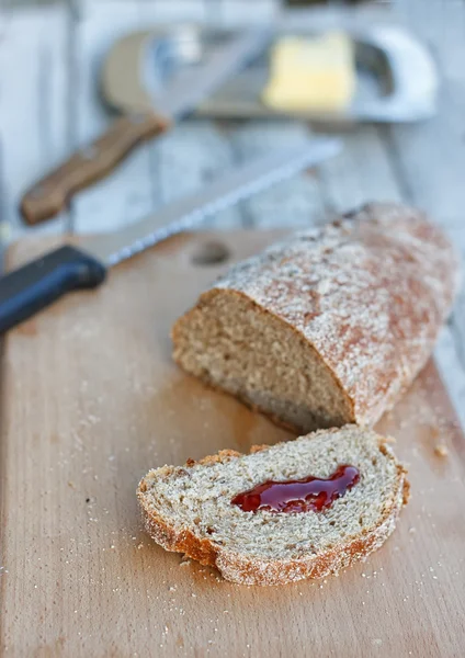 Chleb z dżemem truskawkowym — Zdjęcie stockowe