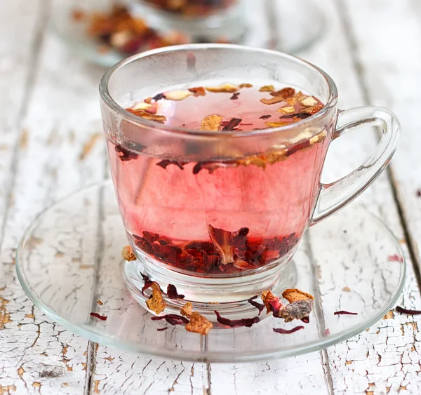 Şeffaf cam bardak kırmızı meyve çayı — Stok fotoğraf