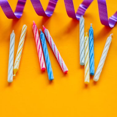 Mumlar ve Sarı zemin üzerine flama. Bir doğum günü için hazırlanıyor