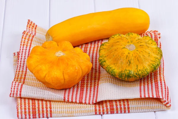 Zucca di autunno su un tavolo — Foto Stock