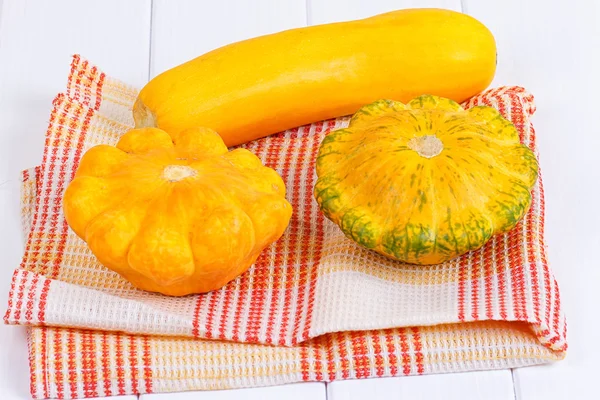 Zucca di autunno su un tavolo — Foto Stock