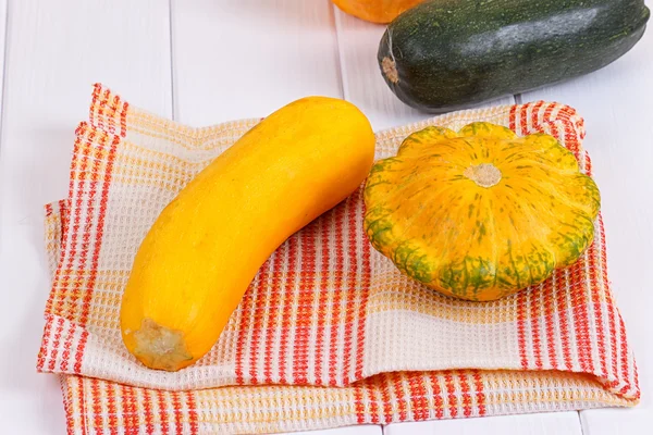 Zucca di autunno su un tavolo — Foto Stock