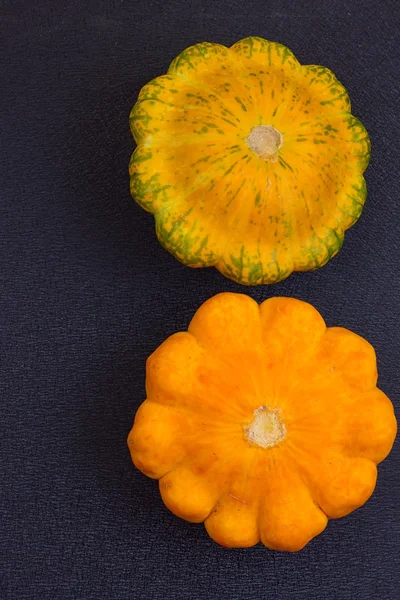 Courge pattypan jaune sur fond rouillé — Photo