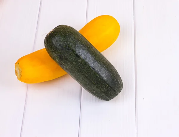 Gul och grön zucchini med vattendroppar — Stockfoto