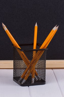 Siyah okul yönetim kurulu önünde stand kalem