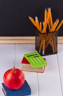 Okul malzemeleri ahşap masada.