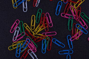 siyah arka plan üzerinde renkli ataç