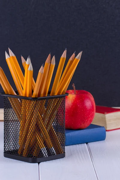 Arka plan blackboard tebeşir, kitap, kalem ve elma — Stok fotoğraf