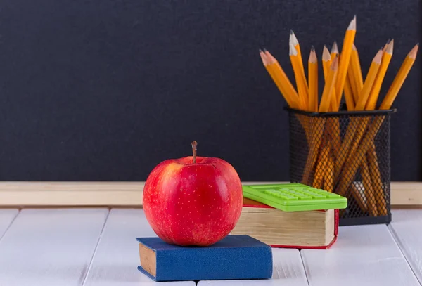 Útiles escolares en mesa de madera — Foto de Stock