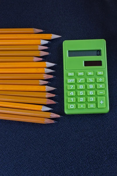 Calculadora y lápiz —  Fotos de Stock