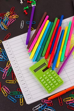 Kara tahta arka plan karede okul malzemeleri