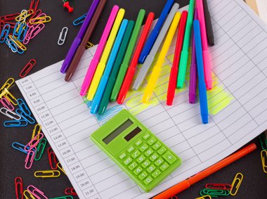 Kara tahta arka plan karede okul malzemeleri