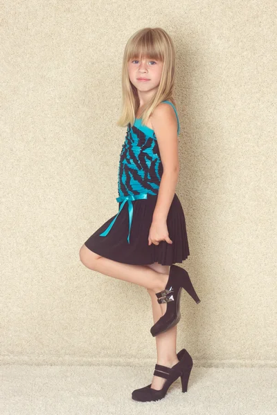 Fille 5 ans dans de grandes chaussures avec des talons — Photo